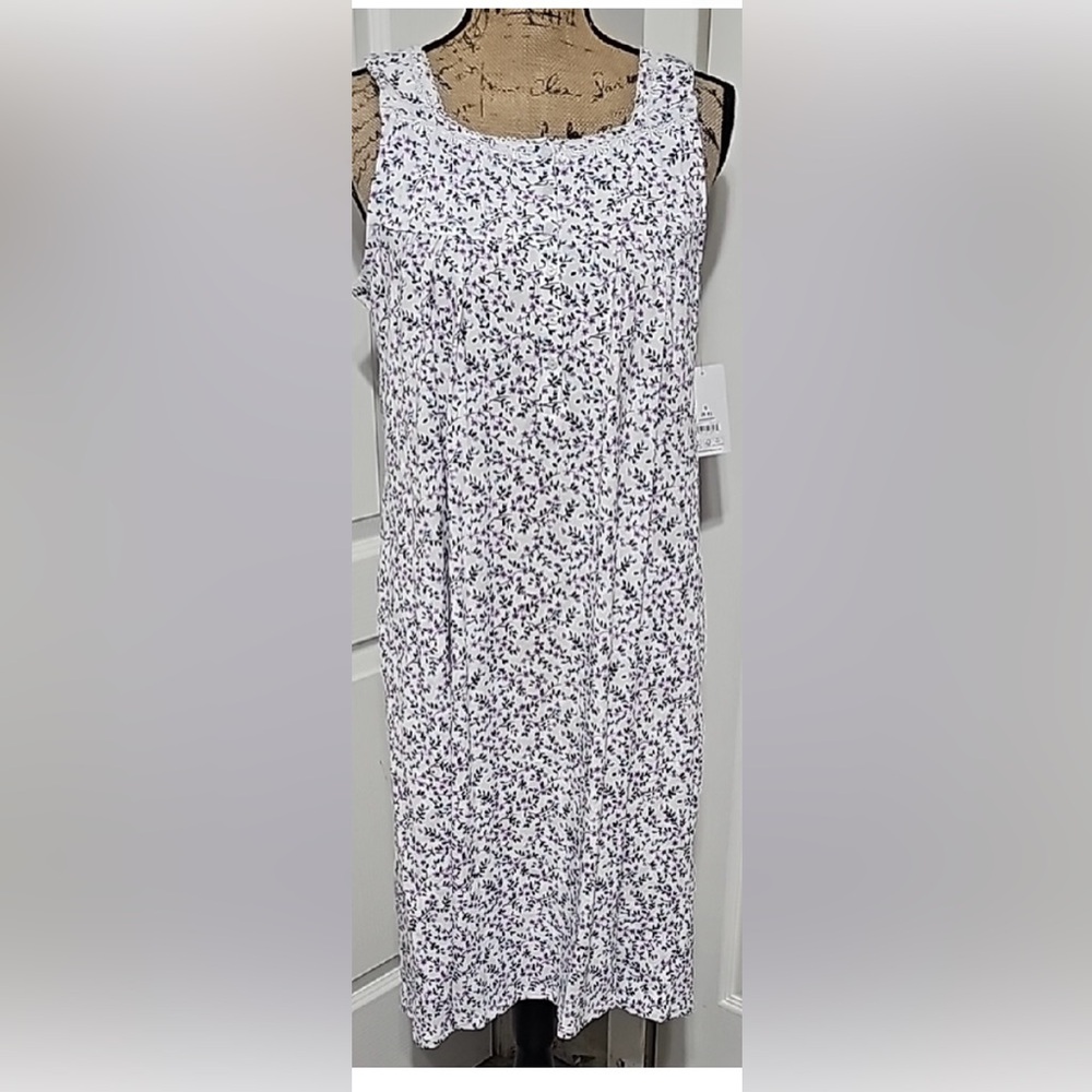 NWT CUTE SLEEPDRESS SIZE Small with Pockets